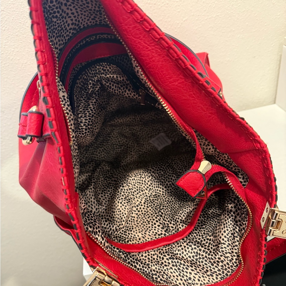 Elegant Red Leather Tote Bag - Picture 3 of 4